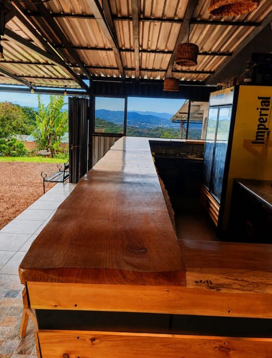 Barra de madera con vista a las montañas