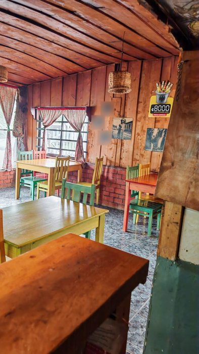 Salón interno, mesas de madera
